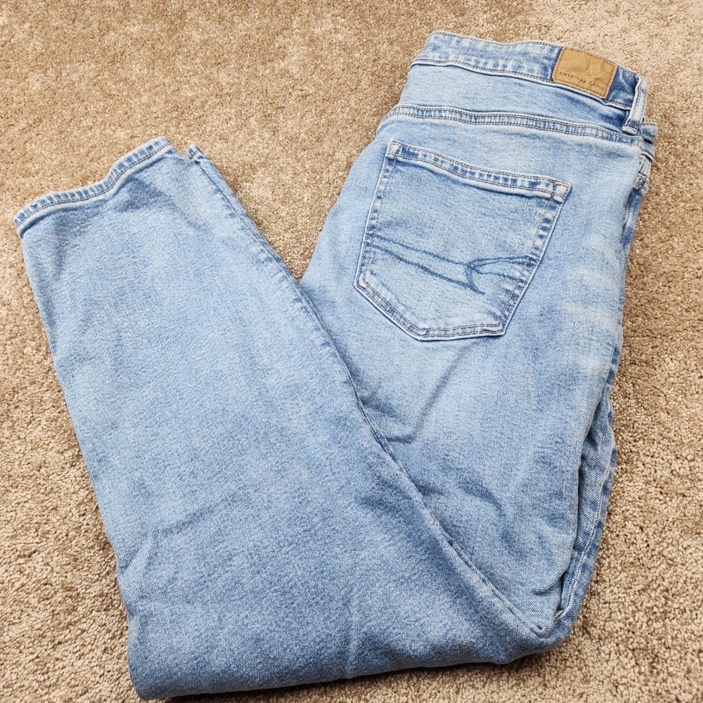 American Eagle Strigid Mom Jeans Light Wash Distressed Ripped Size 14 Short